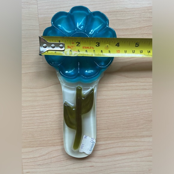 Vintage Spoon Rest Lucite Flower Blue 1970s Daisy Paperweight Retro Decor - Picture 2 of 8